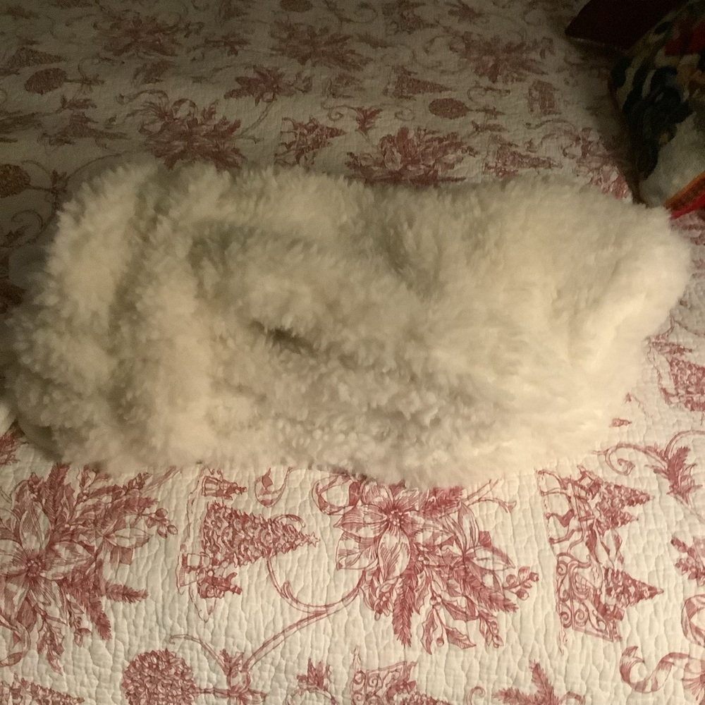 Four Tahari Fluffy White Christmas Stockings NWOT - Picture 12 of 12